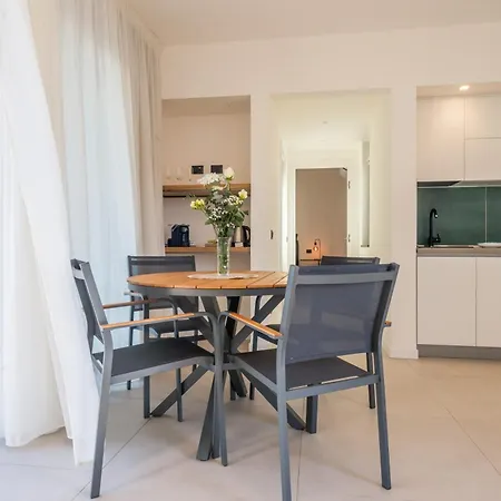 Paolimura , & Apartment *